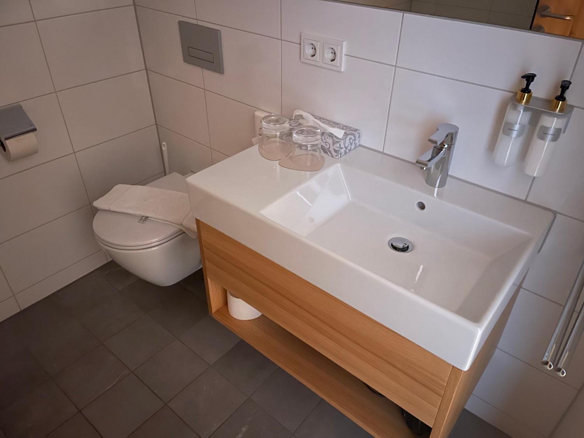 Hotel Johann Лаутерах Экстерьер фото